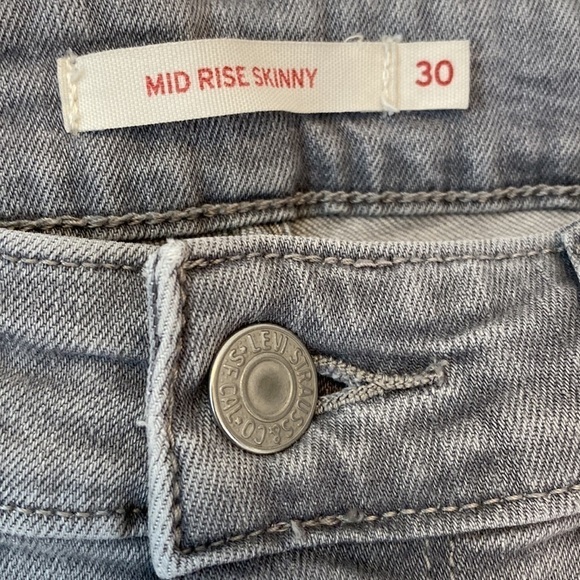 Levi’s gray size 30 waist and 28 inseam mid rise skinny. Great with boots!
C - Picture 6 of 12
